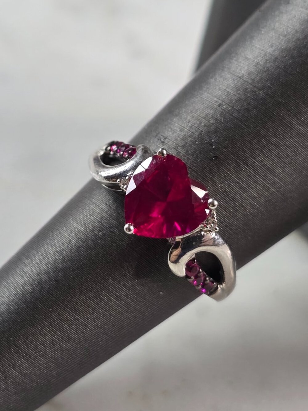 Womens Vintage Estate Sterling Silver Ruby Heart Ring 3.1g E828